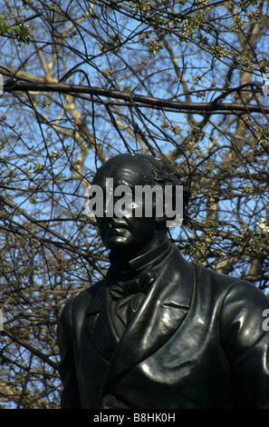 London. Detail der Statue von John Stuart Mill in Victoria Embankment Gardens. Stockfoto