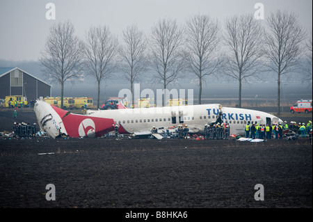 Schiphol Flughafen Flugzeugabsturz Flugzeug von Turkish Airlines am Mittwoch 02 25 2009 stürzte vor der Landung in drei Teile Stockfoto