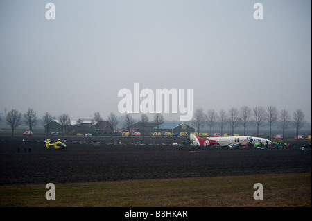 Schiphol Flughafen Flugzeugabsturz Flugzeug von Turkish Airlines am Mittwoch 02 25 2009 stürzte vor der Landung in drei Teile Stockfoto