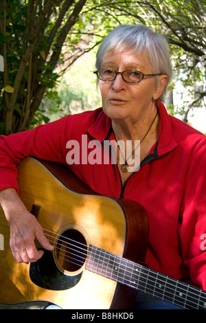 Amerikanische Folk-Sängerin Songwriterin Sorrels Rosalie Gitarre spielen bei ihr zu Hause in der Nähe von Boise, Idaho Stockfoto