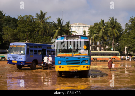 Indien-Tamil Nadu Mayiladuthurai Bus stehen Fluggästen lokale Busse Stockfoto