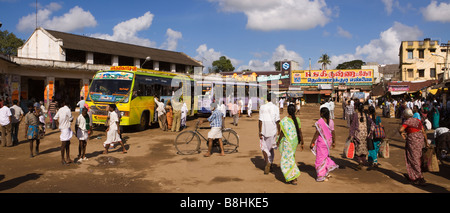 Indien-Tamil Nadu Mayiladuthurai Bus stehen Fluggästen lokale Busse Stockfoto