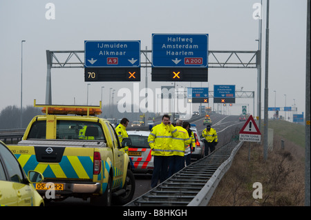 Polizei auf der Autobahn in der Nähe von Schiphol Flughafen Flugzeug Absturz Flugzeug von Turkish Airlines am Mittwoch 02 25 2009 Stockfoto