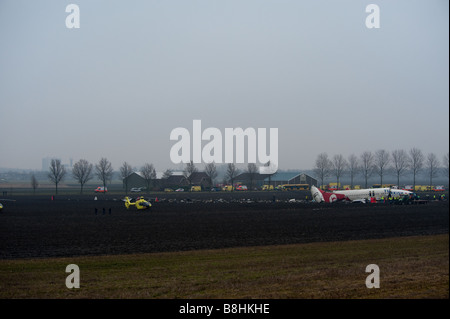 Schiphol Flughafen Flugzeugabsturz Flugzeug von Turkish Airlines am Mittwoch 02 25 2009 stürzte vor der Landung in drei Teile Stockfoto