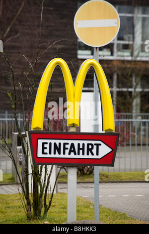 McDonalds-Schild am Parkplatz Eingang vom Restaurant, kein Eintrag Zeichen hinter Stockfoto