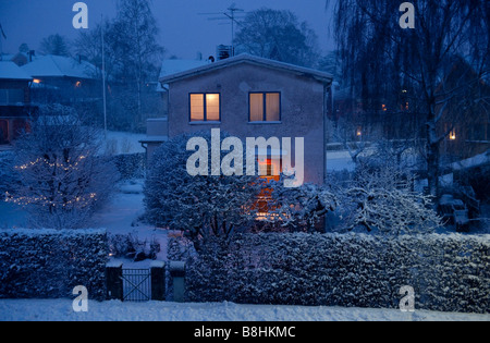 Nacht-Straßenszene bei Schneefall in einem Vorort von Stockholm Stockfoto