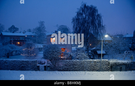 Nacht-Straßenszene bei Schneefall in einem Vorort von Stockholm Stockfoto