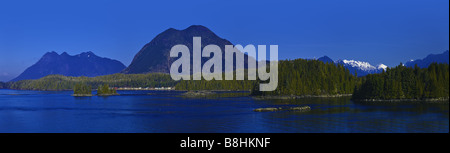 Panoramablick auf Meares Island British Columbia Kanada von Tofino B.C. Stockfoto
