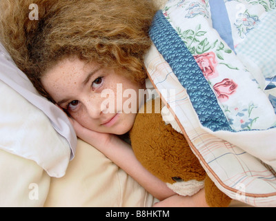 entzückende kleine Mädchen versteckt in und fertig fürs Bett Stockfoto