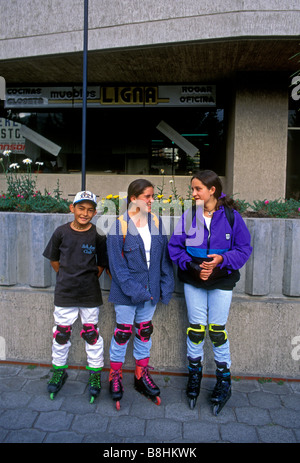 3, 3, ecuadorans, ecuadorianischen, Junge, Mädchen, Bruder und Schwestern, Brüder, Schwestern, Rollerblading, Quito, in der Provinz Pichincha, Ecuador, Südamerika Stockfoto