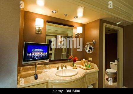 Luxuriöses Badezimmer mit Plasma TV-Bildschirm Bellagio Hotel Las Vegas Stockfoto