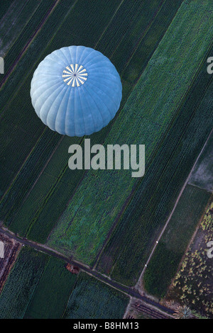 Ein Heißluftballon während eines Fluges über die Wüste Dörfer und Felder in der Nähe von Habu Tempel in der Nähe von Luxor am Nil von oben gesehen Stockfoto