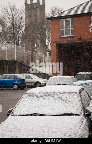 Autos bedeckt mit Schnee in einem Parkhaus Manchester UK Stockfoto