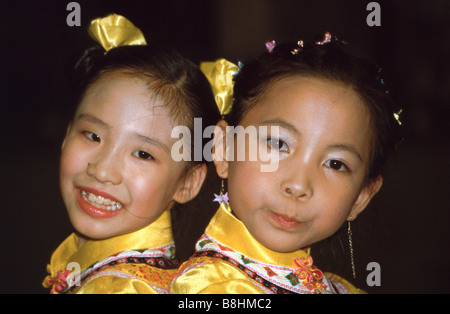 Zwei Teilnehmer des Festivals posieren für die Kamera auf der Tang Hai Fire Dragon Festival, Hong Kong Island, Hongkong Stockfoto