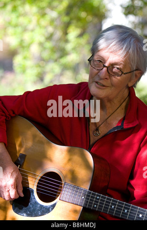 Amerikanische Folk-Sängerin Songwriterin Sorrels Rosalie Gitarre spielen bei ihr zu Hause in der Nähe von Boise, Idaho Stockfoto