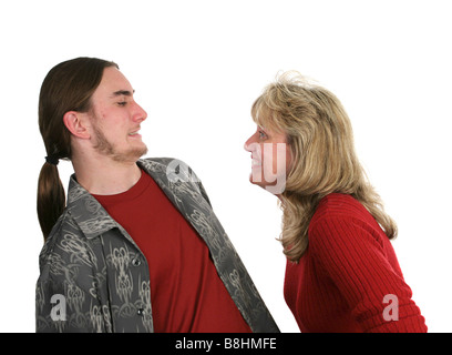 Eine Mutter und ihr jugendlich Sohn Scherze mit einander Stockfoto