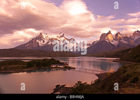 Sonnenaufgang am Lago Pehoe, Paine Grande und Los Cuernos, Torres del Paine Nationalpark, Patagonien, Chile Stockfoto