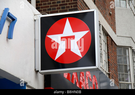 Ein Schild über der Texaco Benzin Garage auf Sloane Avenue, London. Feb 2009 Stockfoto