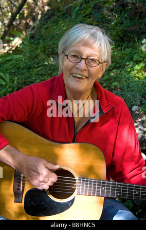 Amerikanische Folk-Sängerin Songwriterin Sorrels Rosalie Gitarre spielen bei ihr zu Hause in der Nähe von Boise, Idaho Stockfoto