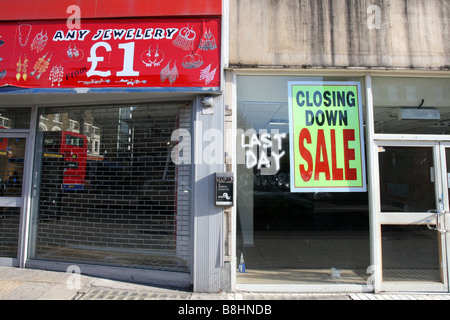 Leere Läden, vor kurzem in der schwierigen Wirtschaftslage geschlossen. Kilburn High Road, London. Stockfoto
