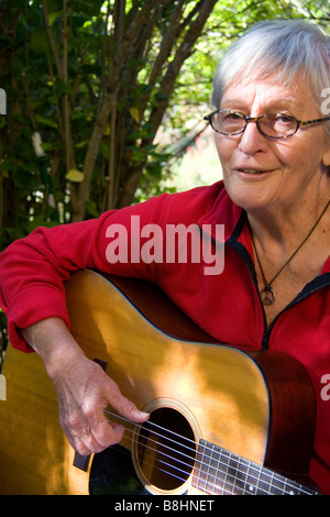 Amerikanische Folk-Sängerin Songwriterin Sorrels Rosalie Gitarre spielen bei ihr zu Hause in der Nähe von Boise, Idaho Stockfoto