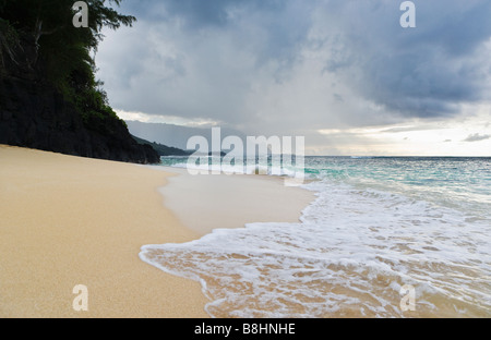 Eine stürmische Ansicht von Hidden Beach mit der Na Pali Küste im Hintergrund an der Küste von North Kauai Hawaii Stockfoto