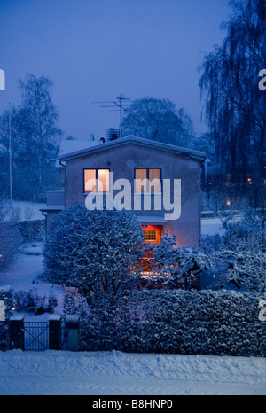 Nacht-Straßenszene bei Schneefall in einem Vorort von Stockholm Stockfoto