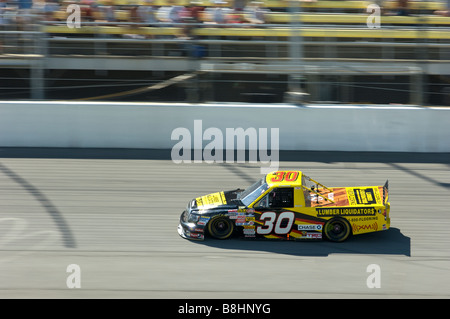 Todd Bodine Rennen seinen Toyota Tundra-Truck im coolen City Zoll 200 auf dem Michigan International Speedway, 2008 Stockfoto