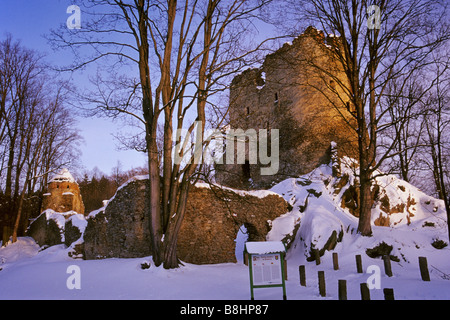 Mittelalterliche Burgruine in der Nähe von Dorf Swiecie bei Sonnenuntergang im Winter in Niederschlesien Region Polen Stockfoto