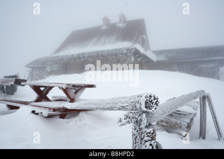 Bieszczady-Gebirge im Winter, Touristenherberge "Chatka Puchatka'on Polonina Wetlinska, Nationalpark, Polen Stockfoto