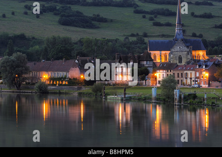 Kirche Saint-Sauveur und Seine Fluss im Tal der Dämmerung Les Andelys Seine Normandie Frankreich Stockfoto