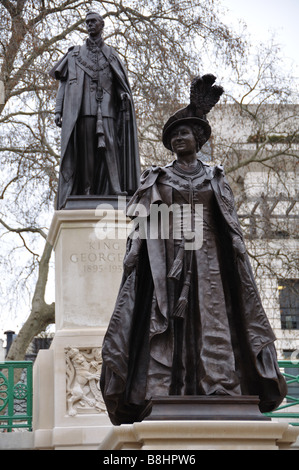 Königin Elizabeth die Königin-Mutter-Statue mit der Statue von ihrem Mann König George VI. Die Mall, London, England. Stockfoto