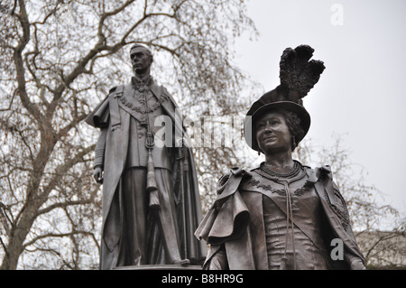 Königin Elizabeth die Königin-Mutter-Statue mit der Statue von ihrem Mann König George VI. Die Mall, London, England. Stockfoto