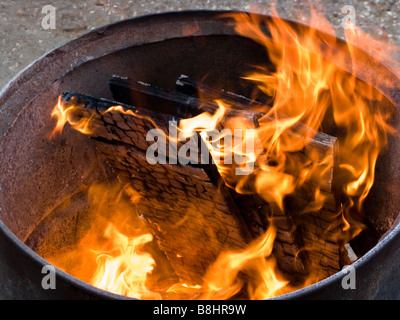 Öl-Trommel-Lagerfeuer Stockfoto