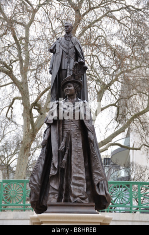 Königin Elizabeth die Königin-Mutter-Statue mit der Statue von ihrem Mann König George VI. Die Mall, London, England. Stockfoto