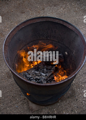 Öl-Trommel-Lagerfeuer Stockfoto