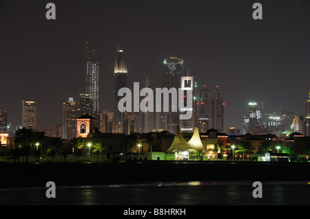 Stadtbild von Dubai in der Nacht, Vereinigte Arabische Emirate Stockfoto