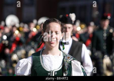 Ein Teilnehmer lächelt, das Publikum in der St. Patricks Day Parade in Dublin Irland Stockfoto