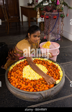 Indien Pondicherry Romain Rolland Straße Hotel de lOrient Frau arrangieren Blütenköpfe Stockfoto