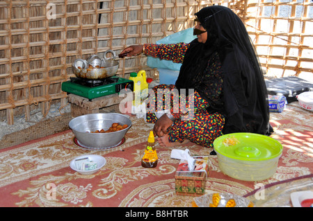 Fujairah Heritage Village zeigt arabische Frau in traditioneller Kleidung & Wohnraum Stockfoto