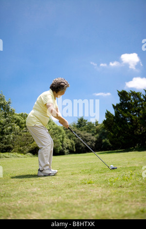 Reife Erwachsene Frau Golf spielen Stockfoto