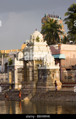 Indien-Tamil Nadu Kumbakonam Mahamakham Tank Ghats am frühen Morgen Anbeter rituelle Baden Stockfoto