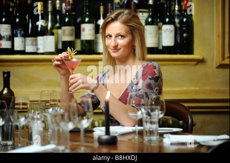 WEIBCHEN IN EINER COCKTAIL-BAR-UK Stockfoto