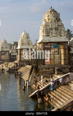 Indien-Tamil Nadu Kumbakonam Mahamakham Tank Ghats am frühen Morgen Anbeter rituelle Baden Stockfoto