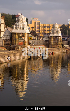 Indien-Tamil Nadu Kumbakonam Mahamakham Tank Ghats am frühen Morgen Anbeter rituelle Baden Stockfoto