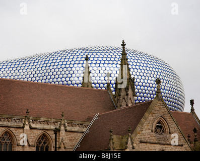 Die Architektur der Selfirdges Kaufhaus kontrastiert mit der St. Martins Kirche Birmingham England Stockfoto