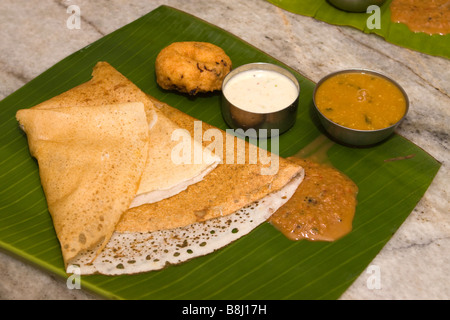 Indien Tamil Nadu Cancun South Indian frühstück Dosa sambar Chutney und Vadai serviert auf Banana leaf Platte Stockfoto