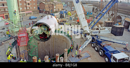 1000-Tonnen-Kran senkt Kawasaki Tunnelbohrmaschine u-Bahn auf der Jubilee Line Extension, Teil des Londoner U-Bahn-Netzes. Stockfoto