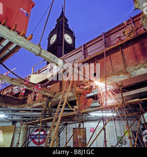 Auftragnehmer entfernen Dach bestehende Westminster Tube Station beim Bau des neuen Jubilee Line Bahnhof und Tunnel. Stockfoto