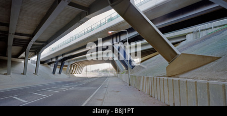 Drei massive A20 Stahlbrücken neben dem Eurotunnel-UK-Terminal ermöglicht schnellen Zugang und Ausgang zum Straßen-und Schienenverkehr. Stockfoto